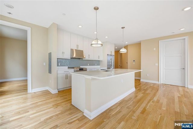 15 Somerset Lane 101, Edgewater, NJ 07020