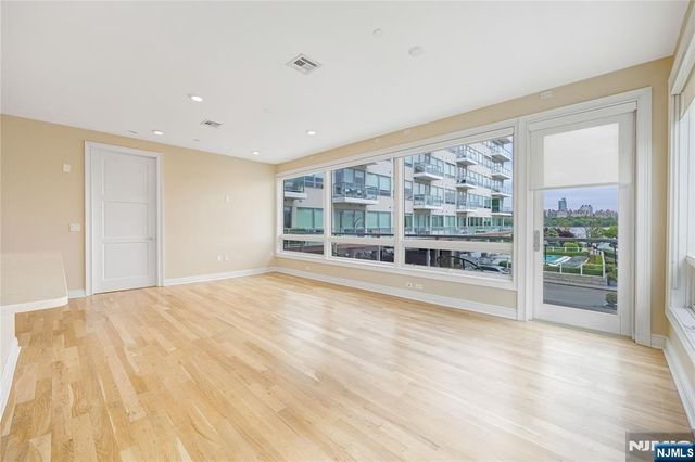 15 Somerset Lane 101, Edgewater, NJ 07020