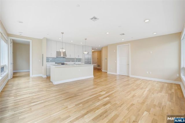 15 Somerset Lane 101, Edgewater, NJ 07020