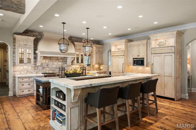 10144 Winding Ridge Road, Ladue, MO 63124
