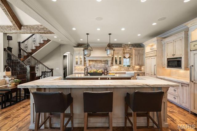 10144 Winding Ridge Road, Ladue, MO 63124