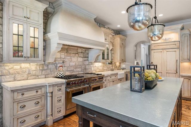 10144 Winding Ridge Road, Ladue, MO 63124