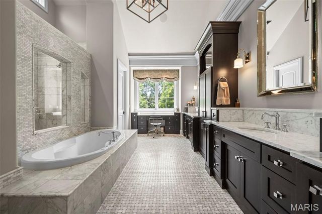 10144 Winding Ridge Road, Ladue, MO 63124