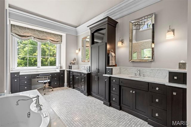 10144 Winding Ridge Road, Ladue, MO 63124