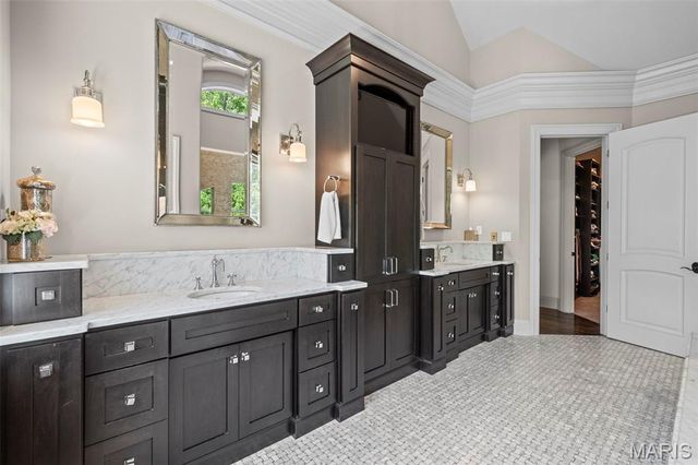 10144 Winding Ridge Road, Ladue, MO 63124