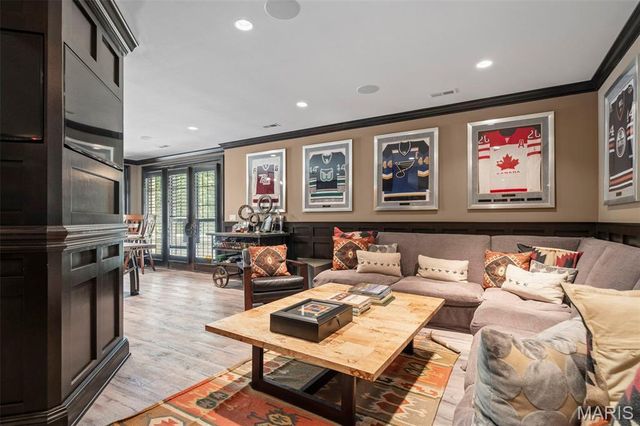 10144 Winding Ridge Road, Ladue, MO 63124