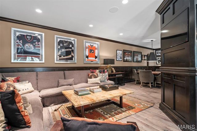 10144 Winding Ridge Road, Ladue, MO 63124