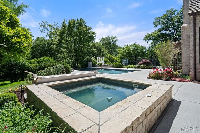 10144 Winding Ridge Road, Ladue, MO 63124