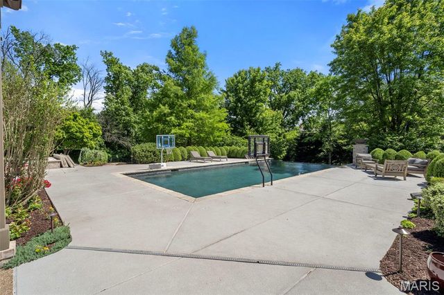 10144 Winding Ridge Road, Ladue, MO 63124