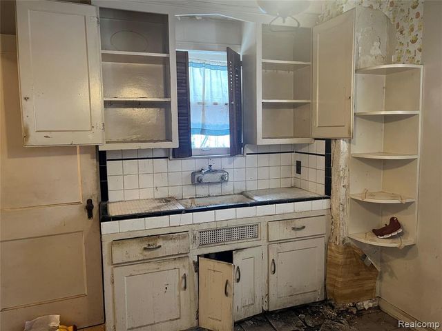 19826 Lyndon Street, Detroit, MI 48223