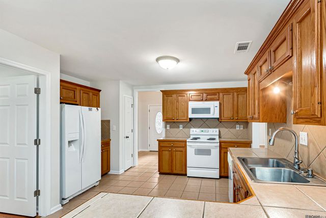 37030 Cobblestone Ave, Geismar, LA 70734