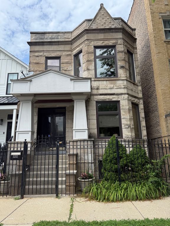 3252 W Crystal Street 2, Chicago, IL 60651