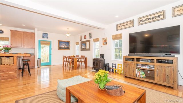 9 Jake Henry Drive, Marlboro, NY 12542
