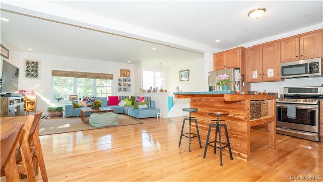 9 Jake Henry Drive, Marlboro, NY 12542