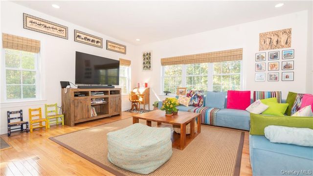 9 Jake Henry Drive, Marlboro, NY 12542