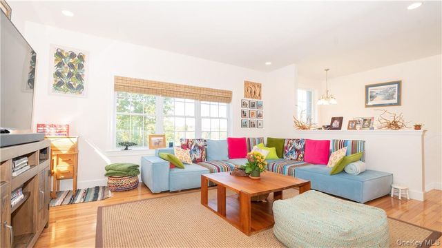 9 Jake Henry Drive, Marlboro, NY 12542