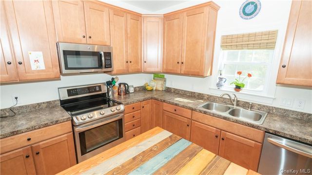 9 Jake Henry Drive, Marlboro, NY 12542