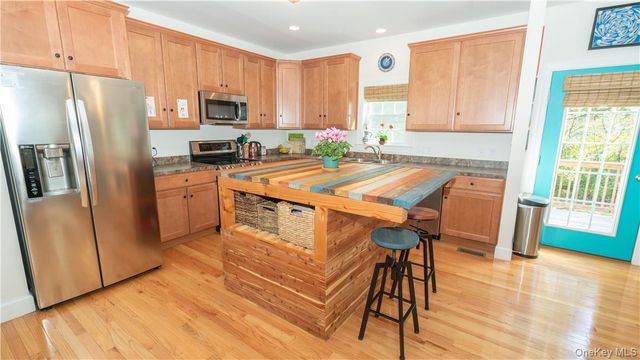 9 Jake Henry Drive, Marlboro, NY 12542