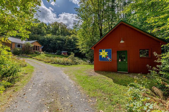 90 Lawrence Lane, Sunderland, VT 05250