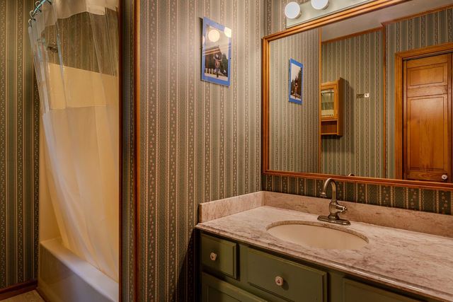 90 Lawrence Lane, Sunderland, VT 05250