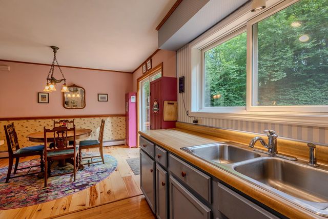 90 Lawrence Lane, Sunderland, VT 05250