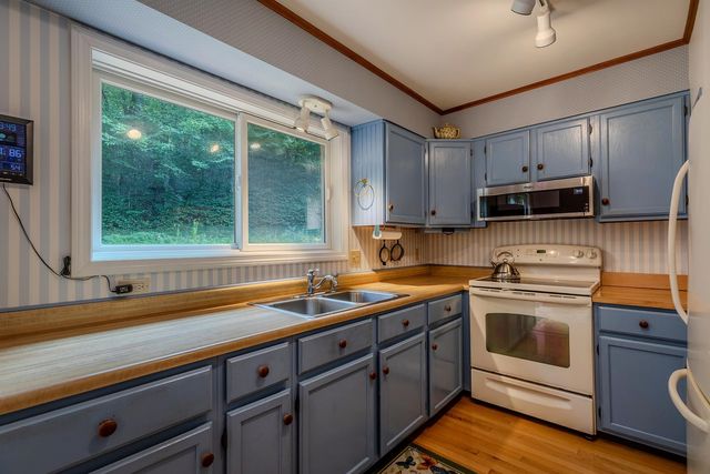 90 Lawrence Lane, Sunderland, VT 05250