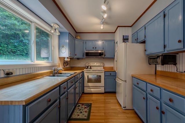 90 Lawrence Lane, Sunderland, VT 05250