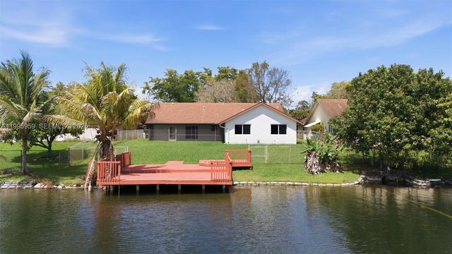8230 SW 55th Ct, Davie, FL 33328