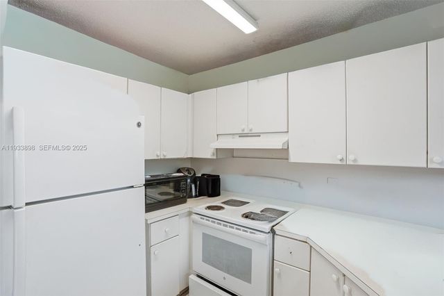 18615 NW 84th Pl 106-1, Hialeah, FL 33015