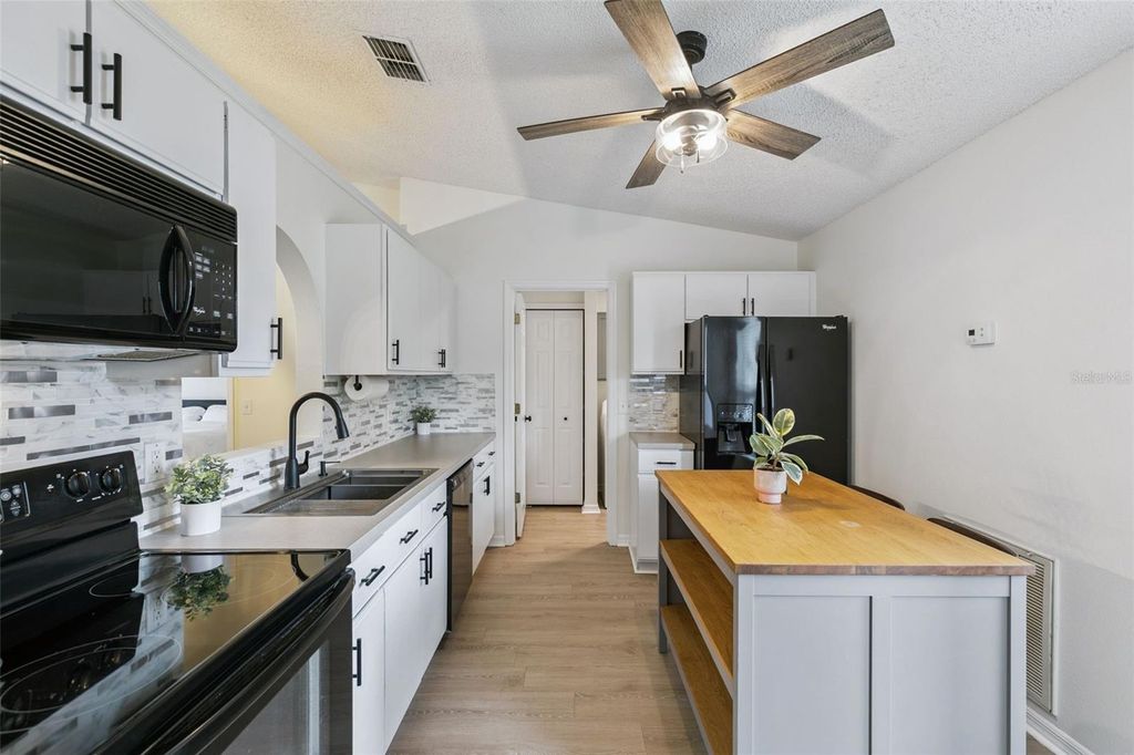 Image 4 of property listing at 4210 IVEYGLEN AVENUE, Orlando, FL 32826