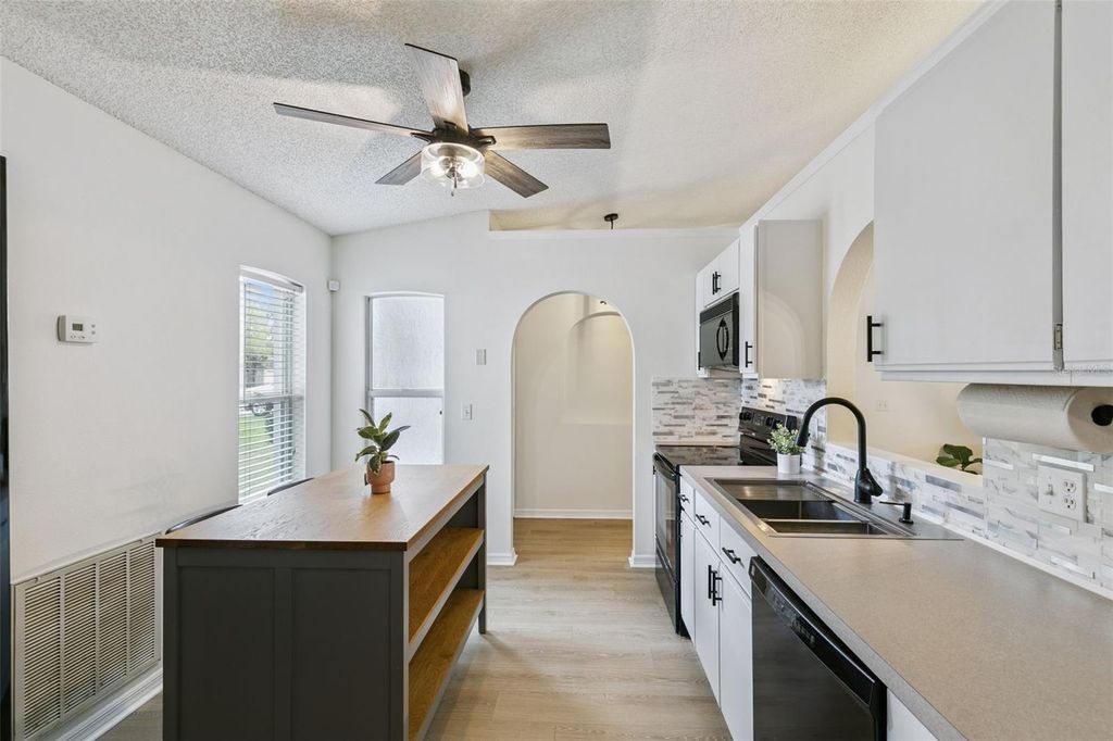 Image 5 of property listing at 4210 IVEYGLEN AVENUE, Orlando, FL 32826