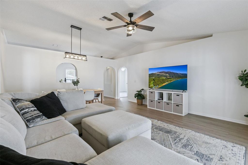 Image 6 of property listing at 4210 IVEYGLEN AVENUE, Orlando, FL 32826