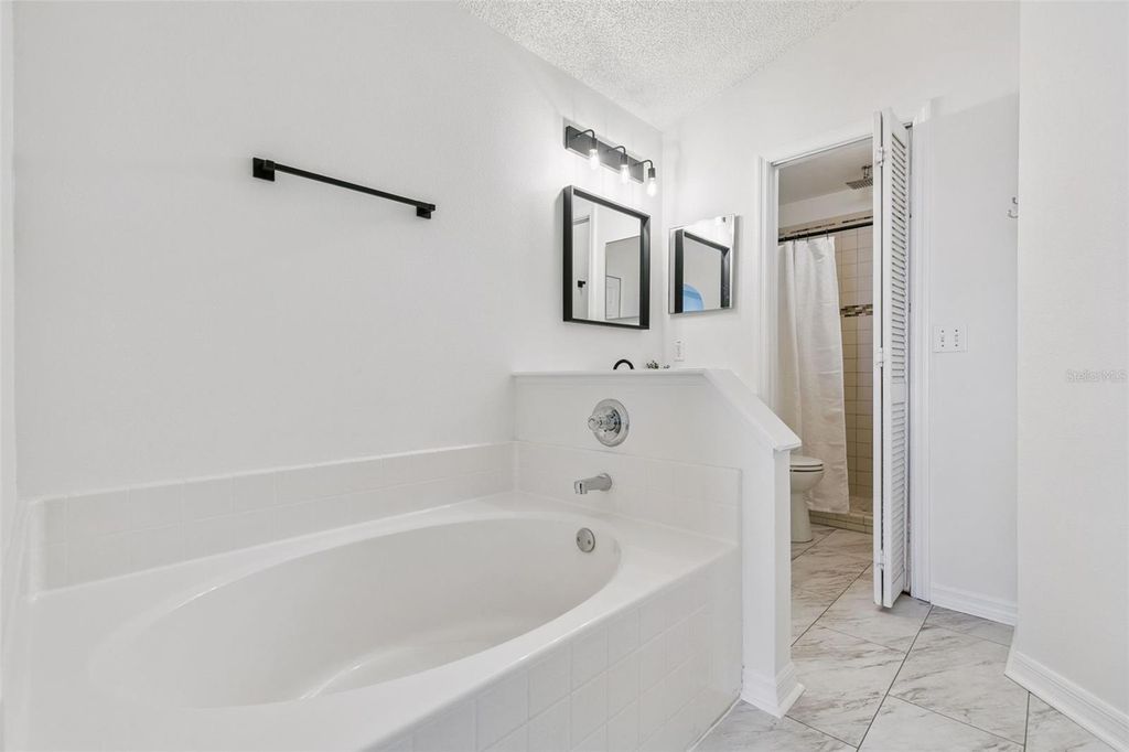 Image 10 of property listing at 4210 IVEYGLEN AVENUE, Orlando, FL 32826