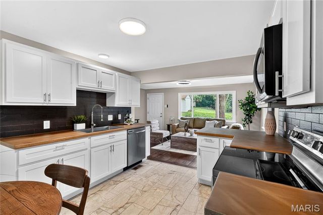 10007 Delta Drive, Breckenridge Hills, MO 63074