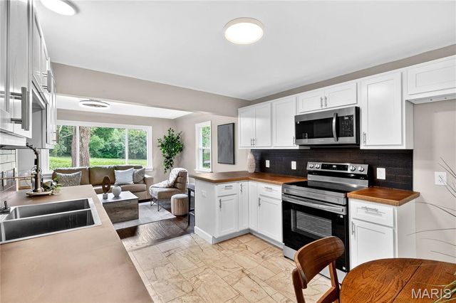 10007 Delta Drive, Breckenridge Hills, MO 63074