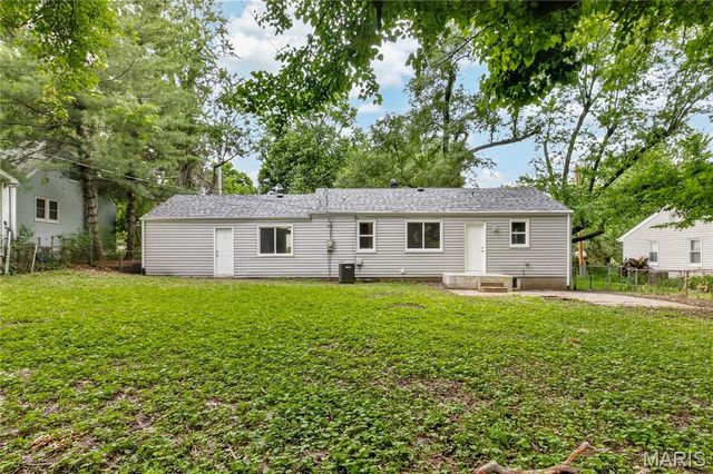 10007 Delta Drive, Breckenridge Hills, MO 63074
