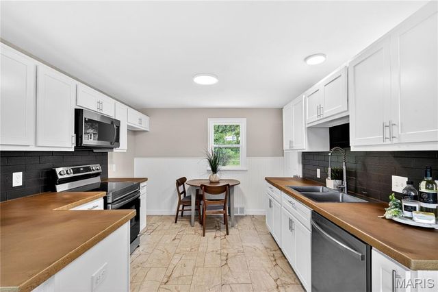 10007 Delta Drive, Breckenridge Hills, MO 63074