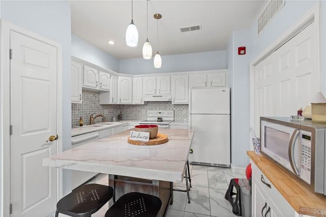 17201 E 32nd Street 6, Independence, MO 64055