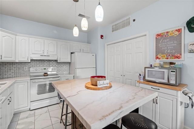 17201 E 32nd Street 6, Independence, MO 64055