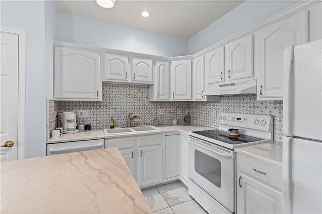 17201 E 32nd Street 6, Independence, MO 64055