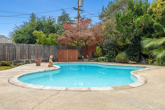 5627 N Kavanagh Avenue, Fresno, CA 93711