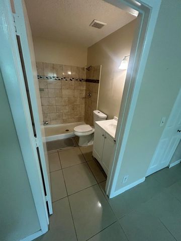 201 Maplewood Drive 201, Greenacres, FL 33415