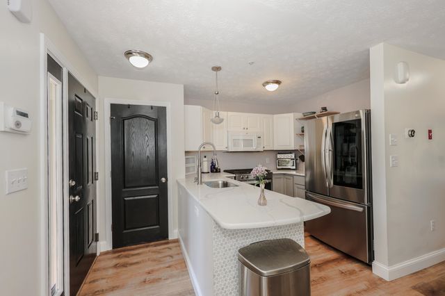 18 Suffolk Ct Unit 159, Bedford, NH 03110