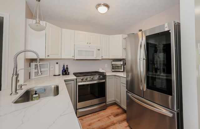 18 Suffolk Ct Unit 159, Bedford, NH 03110