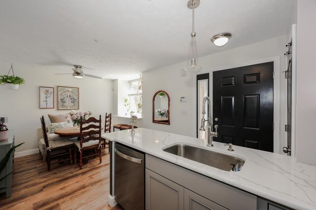 18 Suffolk Ct Unit 159, Bedford, NH 03110