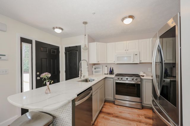 18 Suffolk Ct Unit 159, Bedford, NH 03110