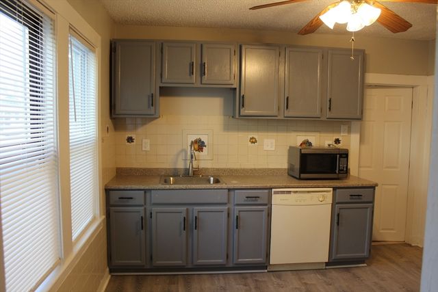 10 Mattakeeset St 10, Boston, MA 02136