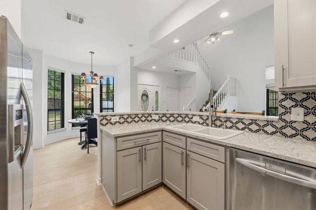201 Cimarron Trail 3, Irving, TX 75063