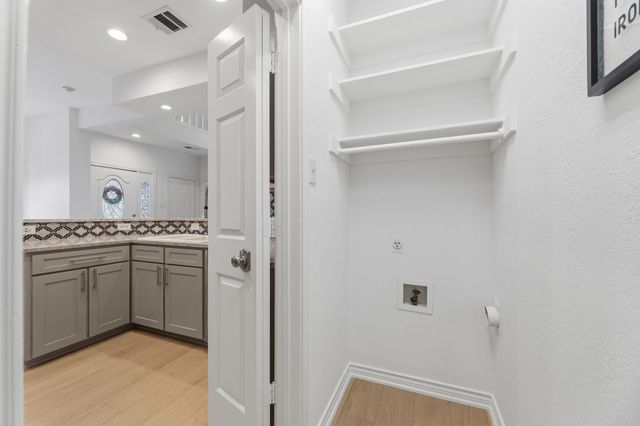 201 Cimarron Trail 3, Irving, TX 75063