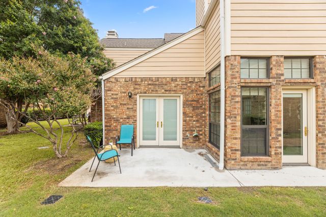 201 Cimarron Trail 3, Irving, TX 75063